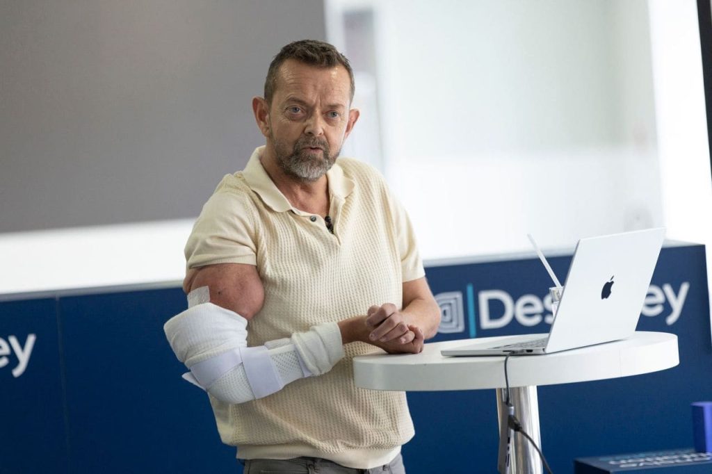 Historia de superación: Félix Gretarsson, el primer hombre en recibir un trasplante de brazos