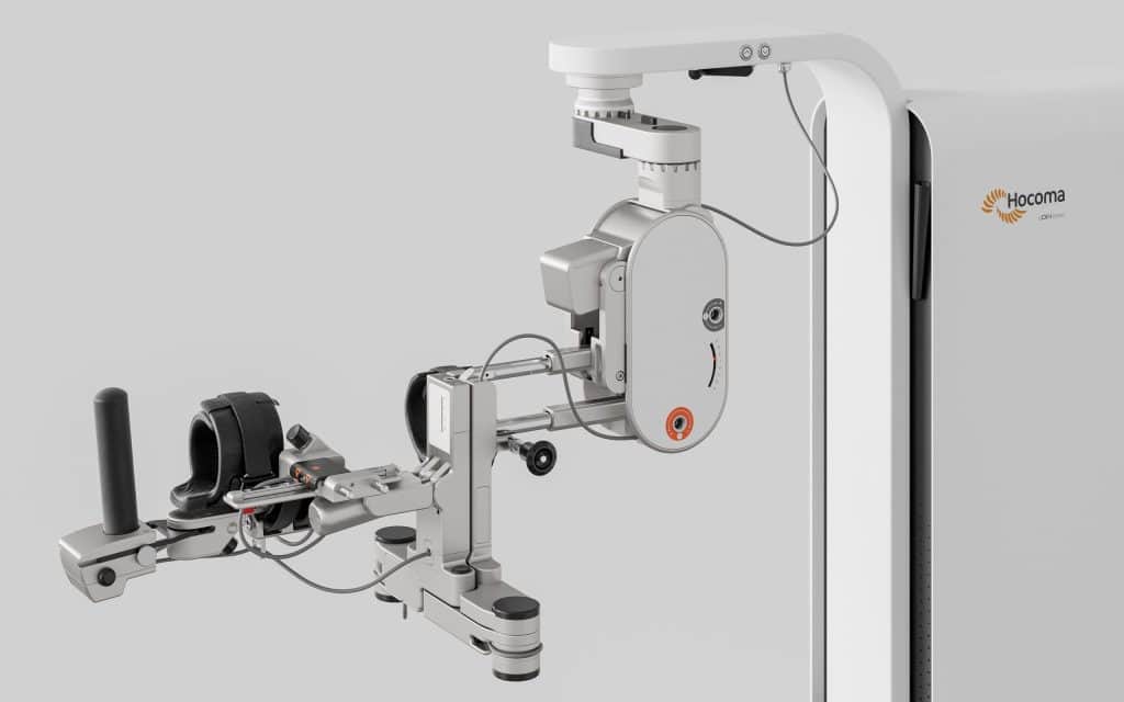 Dispositivo de rehabilitación de brazo robótico con controles electrónicos y componentes ajustables, marca Hocoma, diseñado para fisioterapia o uso médico.