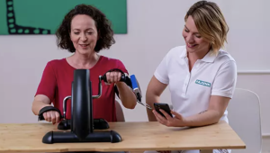 Fisioterapeuta y paciente durante una sesión con Stim2Go